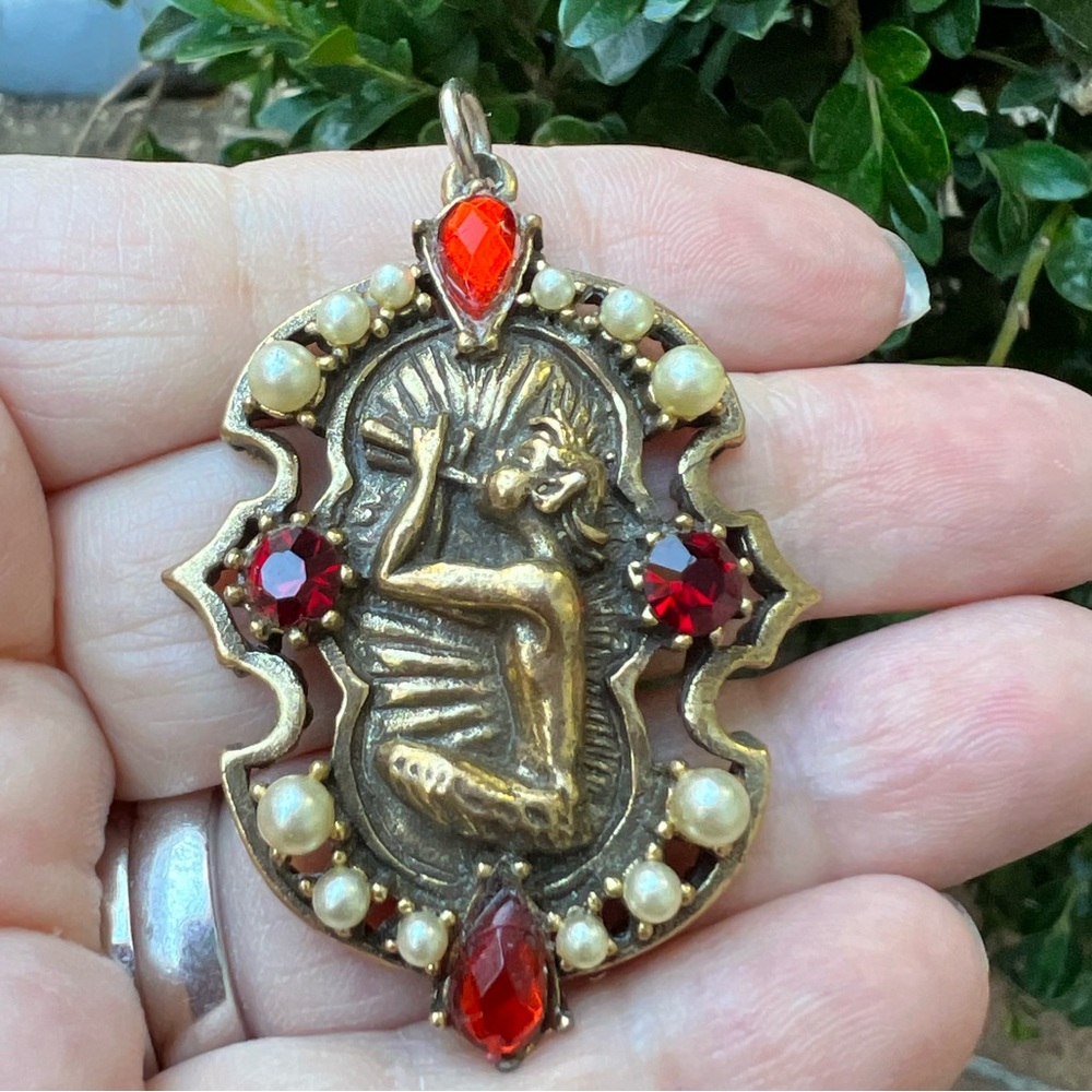 VINTAGE LARGE PENDANT BY CORO CHERUB ANGEL PLAYING FLUTE RED RHINESTONES PEARLS - Picture 9 of 16
